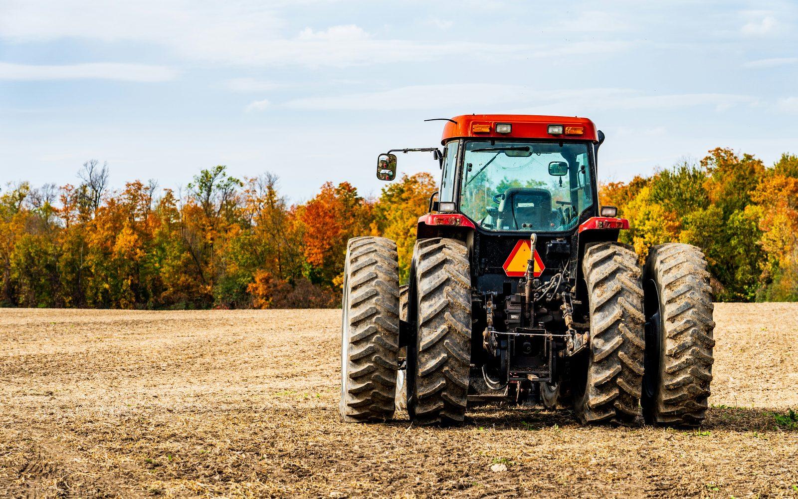 Tracteur dans un champ en automne