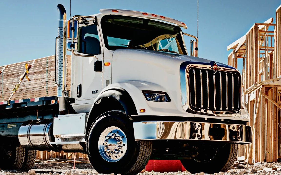 Camion lourd à plateforme sur un chantier