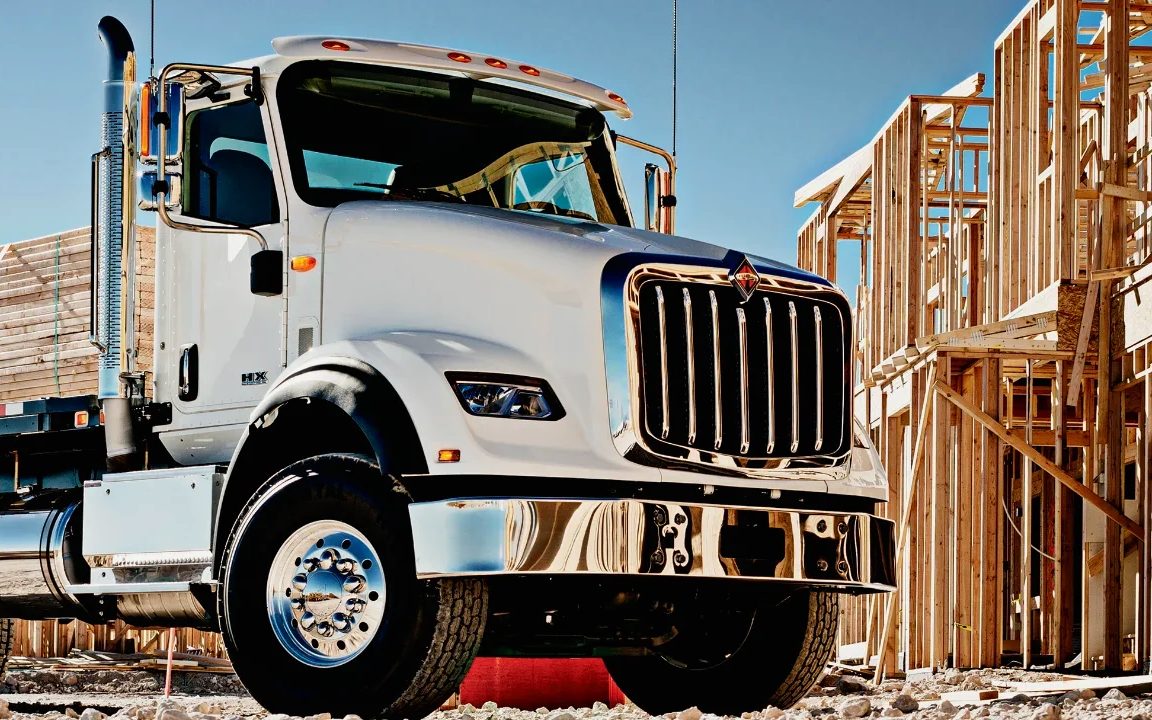 Calandre chromée d’un camion neuf