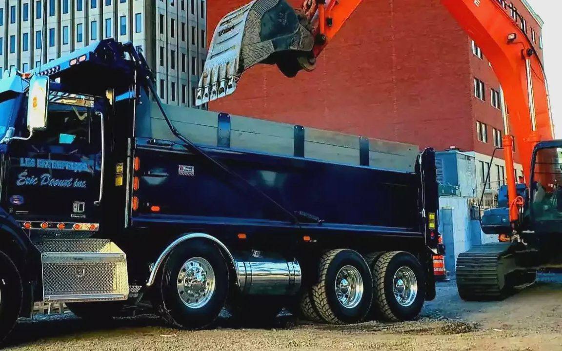 Pelle chargeant un camion à benne