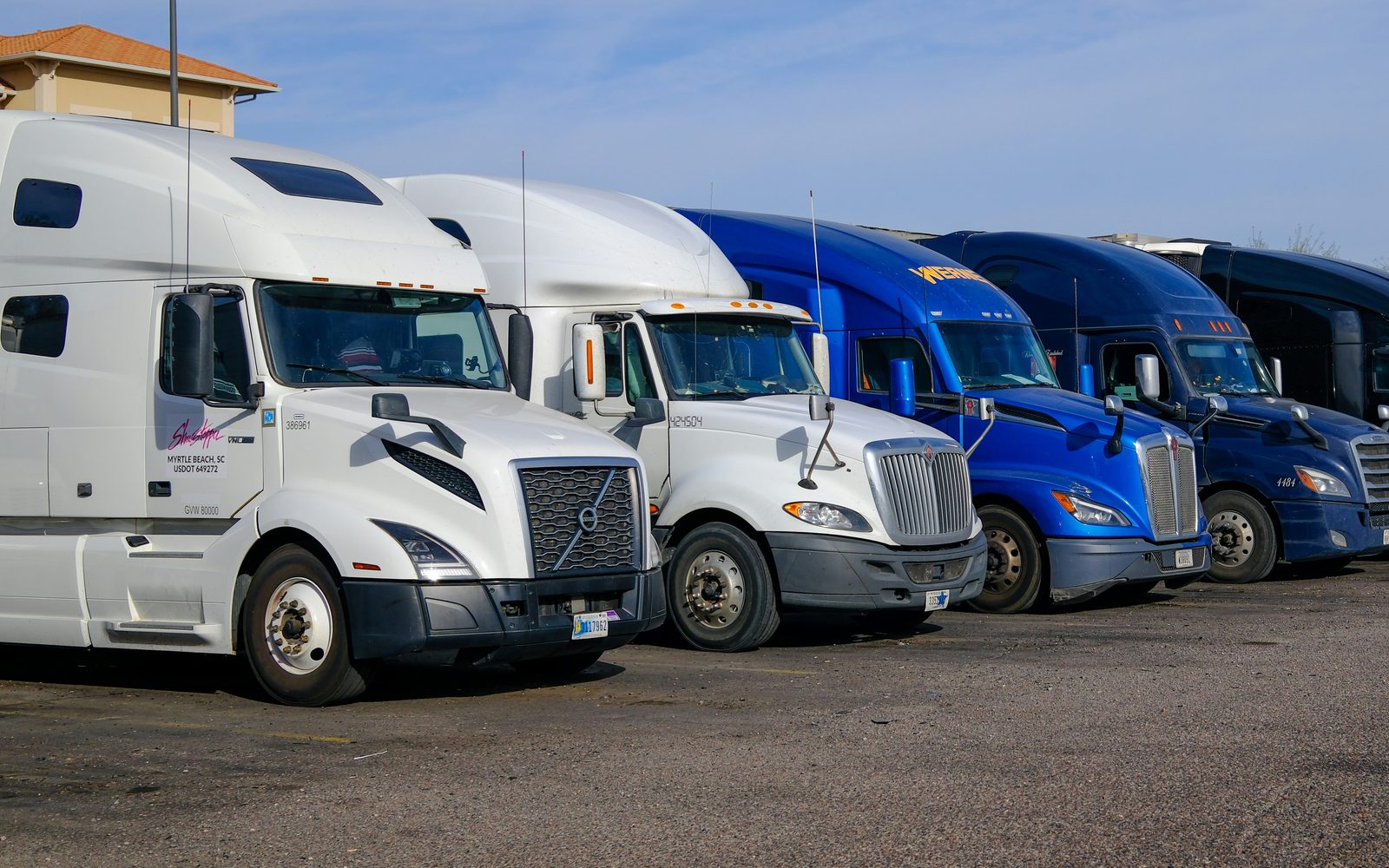 Camions de différentes marques alignés