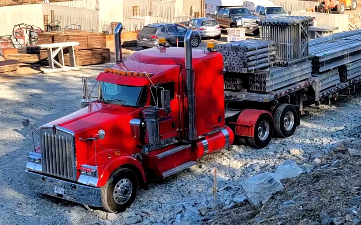 Camions usagés dans une cour